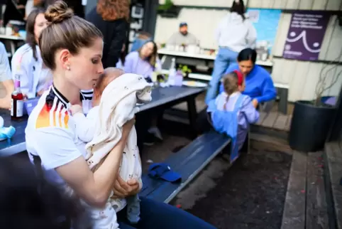 Public Viewing - Public Breastfeeding