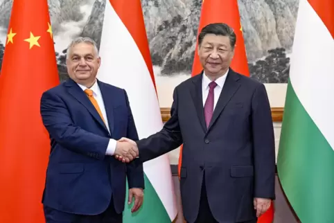 Ungarns Ministerpräsident Viktor Orban (links) reiste diese Woche nach China, um sich mit Staats- und Parteichef Xi Jinping zu t