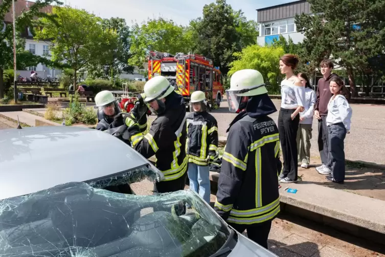 Schockierend: Die Schüler stehen vor einem Auto, dessen vier Insassen bei einem Unfall ums Leben kamen.