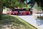 Das geschockte Trainerteam packt mit an und räumt die Kabine im Trainingszentrum in Mals leer.