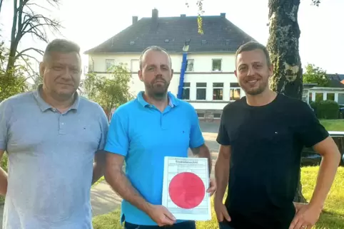  Der Erste Beigeordnete Marcus Wagner, Bürgermeister Andreas Schneider und der weitere Beigeordnete Eric Gerhardt bleiben ein Te