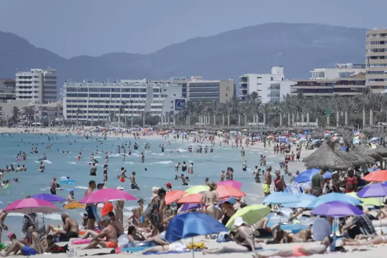 Dichtes Gedränge: Der Strand von Palma de Mallorca.