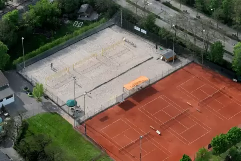 Teil der TSV-Anlage am Eselsdamm: Tennisplätze und Beachvolleyball-Felder.