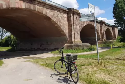 Markantes Bauwerk mit tragischer Geschichte: die Autobahnbrücke über den Rhein.