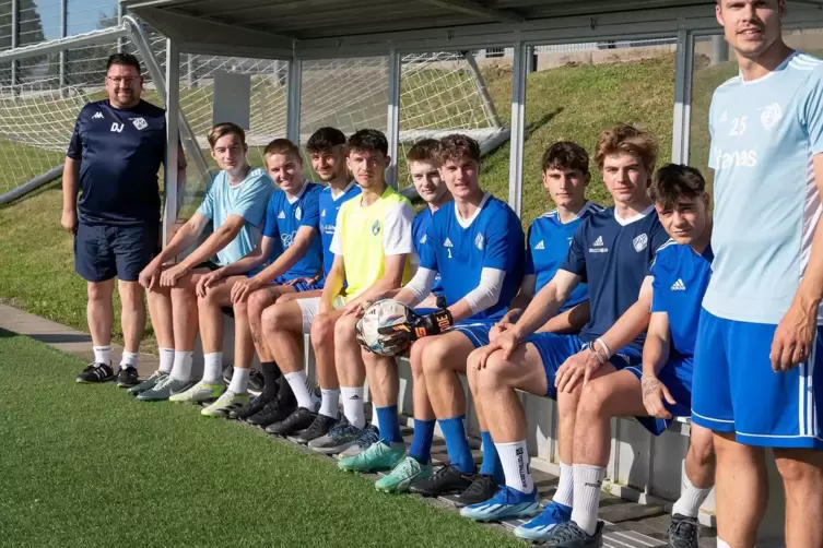 Co-Trainer Denis Jung (links) und Christopher Ludy (rechts) mit den Neuzugängen des FK Pirmasens II (von links) Jassin Zaara, Ha