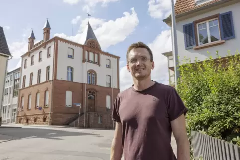 Jan Hock in der Stadtmitte, im Hintergrund die Verbandsgemeindeverwaltung: Die Otterberger könnten sicher sein, dass er sein Amt