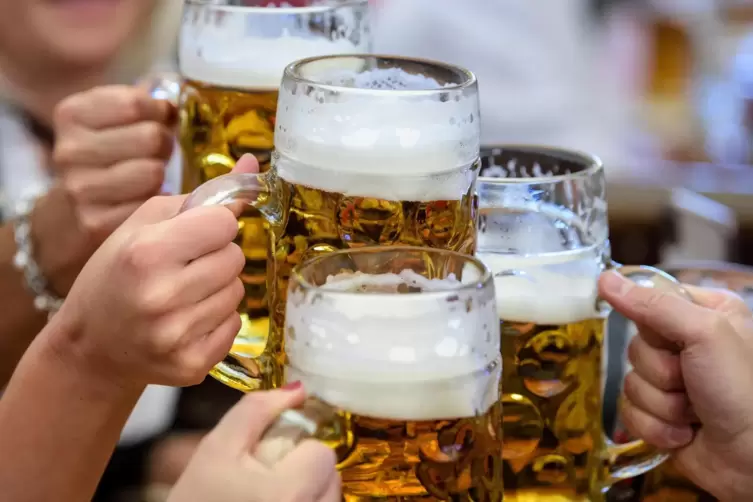 Unter der Aufsicht Erwachsener dürfen auch 14- bis 16-Jährige in der Öffentlichkeit Alkohol trinken. 