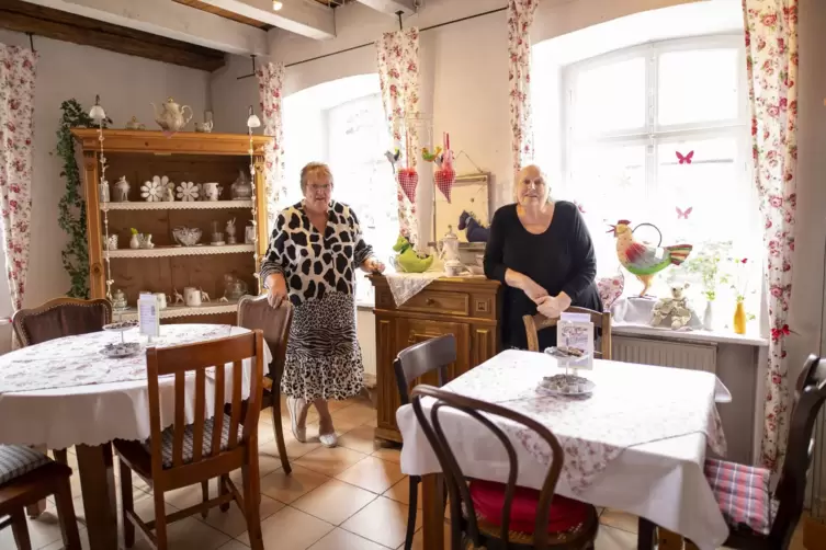 Silvia Schwehm (links) ist Mitinhaberin des Cafés im Erfenbacher Bauernhaus. Gabriele Götz hilft, wenn Not am Mann beziehungswei