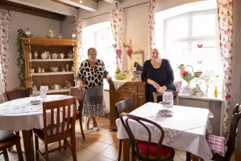 Silvia Schwehm (links) ist Mitinhaberin des Cafés im Erfenbacher Bauernhaus. Gabriele Götz hilft, wenn Not am Mann beziehungswei