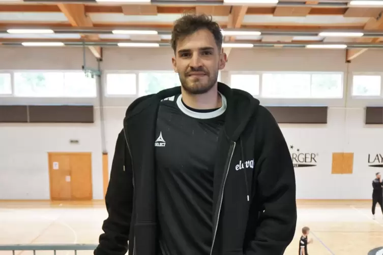 Handballprofi Luca Munzinger auf Heimaturlaub in der Sporthalle seines Jugendvereins TuS Dansenberg. 