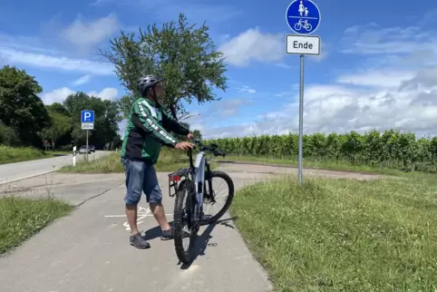 Siegmar Schmidt wundert sich über die Beschilderung.