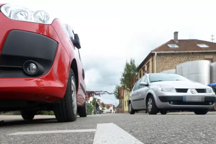 Die eingezeichneten Parkboxen bewirken, dass nun mehr Autos im Hof geparkt werden. 