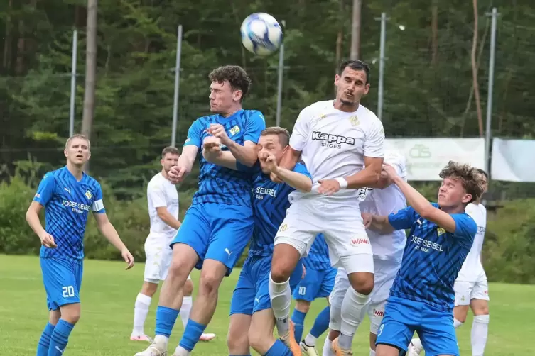 Luka Dimitrijevic (FKP, weiß) und Noel-Niklas Kästner nehmen im Luftkampf den Hauensteiner Yannick Roth in die Zange.