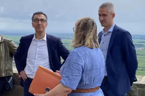 Cem Özdemir auf der Schlossterrasse im Austausch mit Ulrike Dittrich und Kristian Buchna. Die Schlossmanagerin erläuterte dem Mi