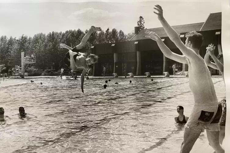 Und schwupps! Einen tollen Sprung ins Freibad hat unsere Fotografin Monika Franck 1991 eingefangen.