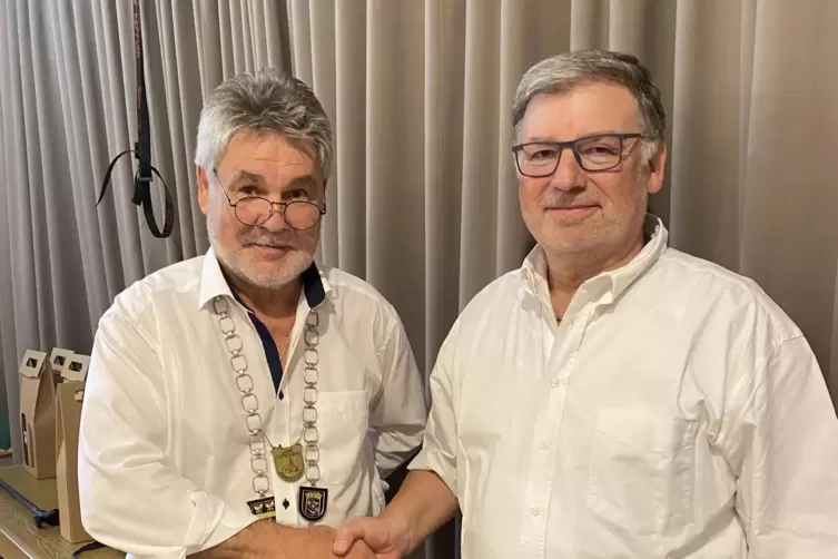 Klaus Lindenblatt (rechts) wird von Edmund Müller verabschiedet. 