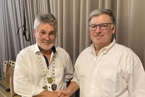 Klaus Lindenblatt (rechts) wird von Edmund Müller verabschiedet. 