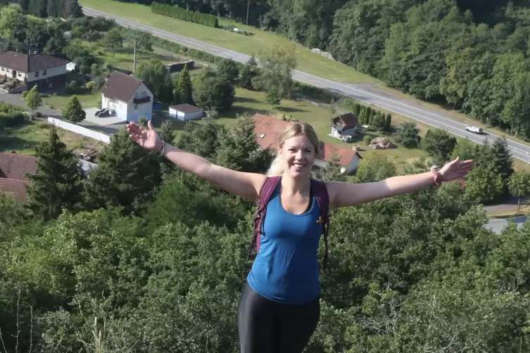 Autorin Michelle Pfeifer auf dem Veldenzwanderweg