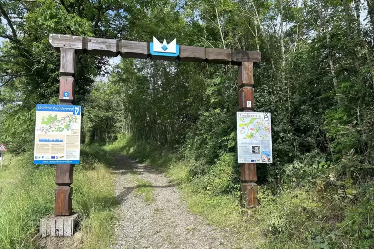 Hier startet der Veldenzwanderweg auf Burg Lichtenberg. 