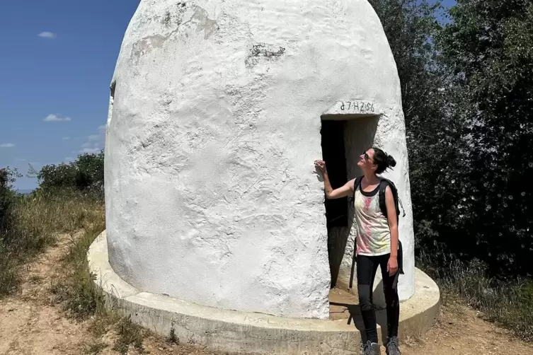 Unsere Autorin Janina Croissant, hier bei einem Ausflug zu den „Trullos“ in Rheinhessen, will dem Dimbacher Bundsandsteinhöhenwe