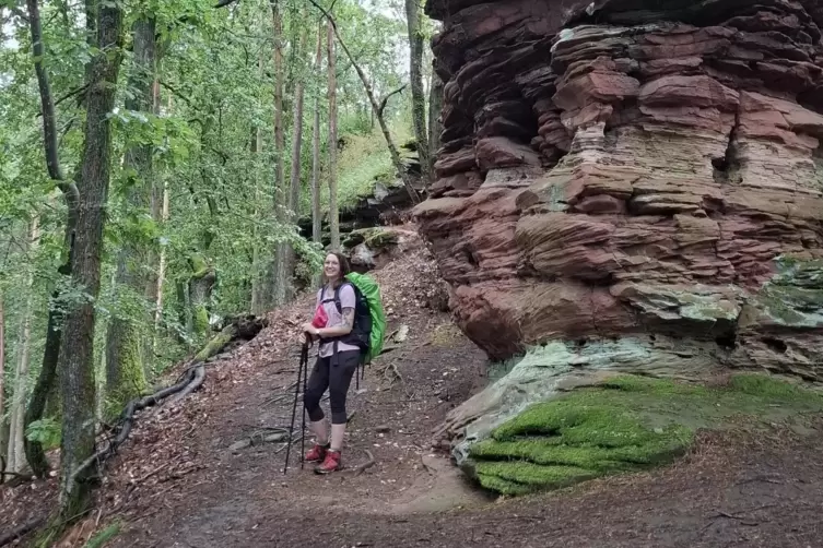 Inzwischen mit gutem Equipment im Wald unterwegs: Autorin Rebecca Singer. 