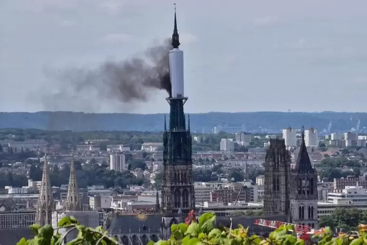 Feuer im Turm der Kathedrale von Rouen