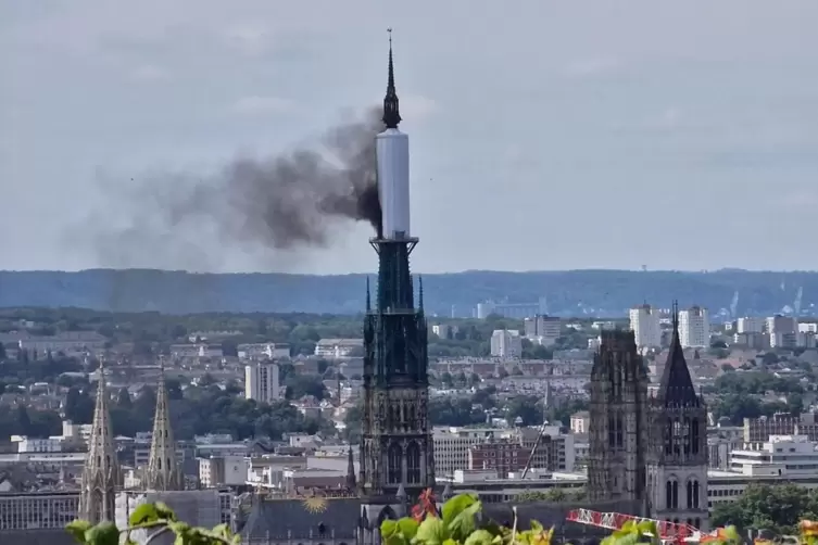 Feuer im Turm der Kathedrale von Rouen