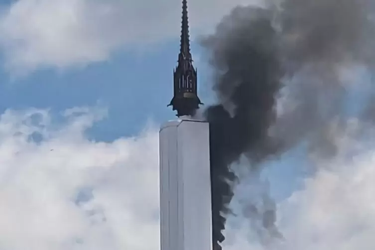 Feuer im Turm der Kathedrale von Rouen