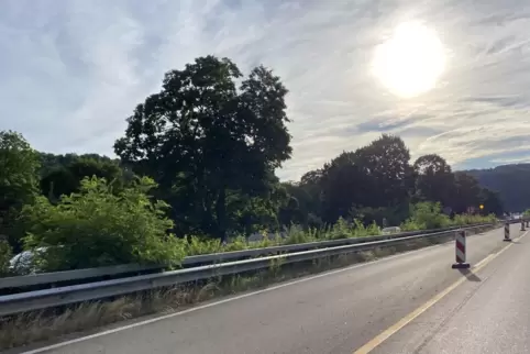 Der Sonne entgegen: Das Bild zeigt eine Baustelle auf der A8 bei Zweibrücken. 