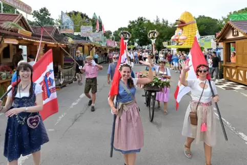 Einmarsch auf dem Festplatz: Schon zum Brezelfest-Auftakt dominierten Dirndl und Lederhosen das Bild.