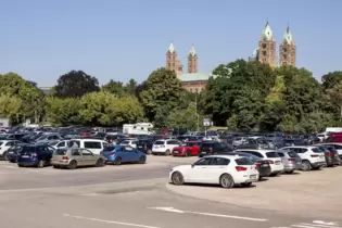 Festplatz: gut belegter Parkplatz, wenn kein Brezelfest stattfindet.