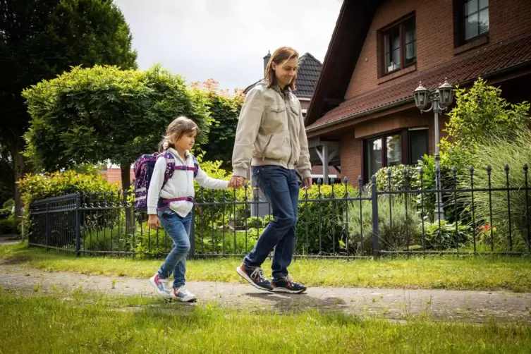 Vater und Tochter üben den Schulweg