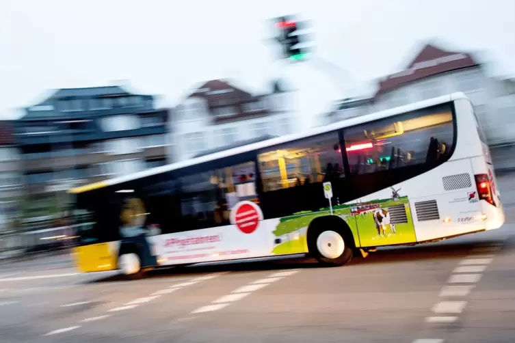 Ein Linienbus fährt am Morgen über eine Kreuzung