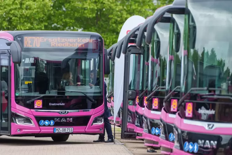 Deutsche Bahn mit eigener Busflotte für Riedbahn-Ersatzverkehr