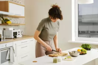 Putzen, kochen, backen und sich um die Kinder und den Mann kümmern. Im Netz wird vieles wird speziell für die Kamera inszeniert.