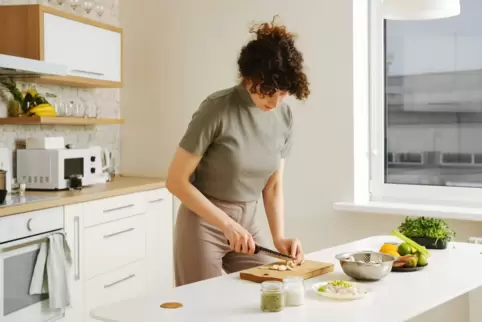 Putzen, kochen, backen und sich um die Kinder und den Mann kümmern. Im Netz wird vieles wird speziell für die Kamera inszeniert.