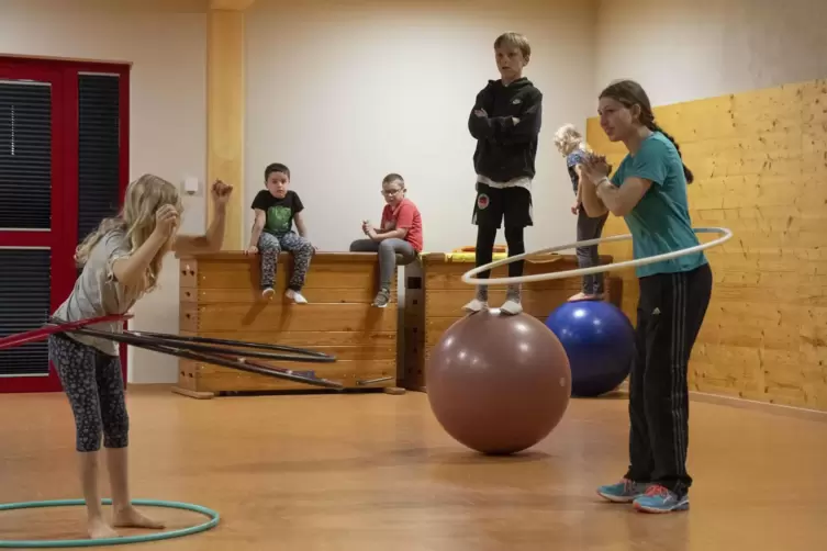 Hula-Hoop-Training mit Kim Freudenberger (rechts). 