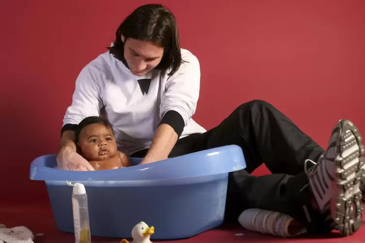 Eine Aufnahme, die den Fotografen Blut und Wasser schwitzen ließ: Der junge Lionel Messi badet Säugling Lamine Yamal.