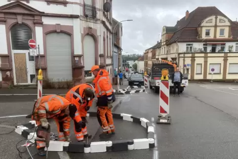 Die flachen Pflanzflächen entstehen durch Aufdübeln von Kunststoffborden. 