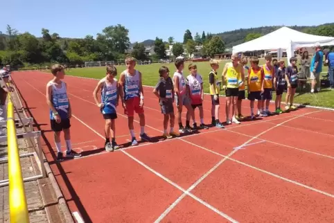 Aufstellung der U14 für den 800-Meter-Lauf. Maxim Wagner (Dritter von links) läuft allen davon. 