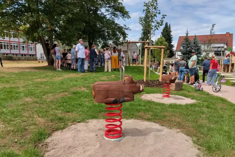 Wipptiere, Schaukel, Seilbahn, Kletterhaus. Der Mehrgenerationenplatz hat für Kinder einiges zu bieten. 