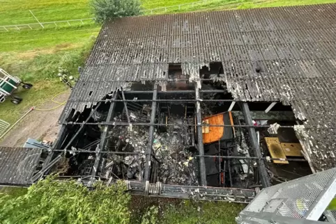 Möglicherweise asbesthaltig: das Dach des ausgebrannten Gebäudes. 