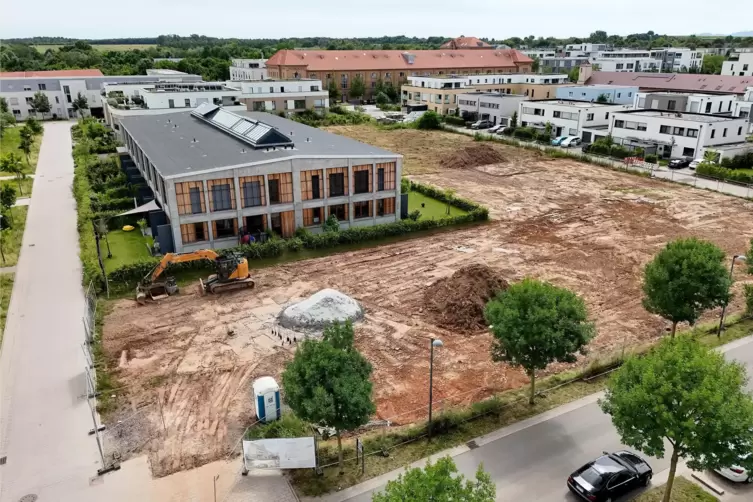 Auf diesem L-förmigen Grundstück wird gebaut. 