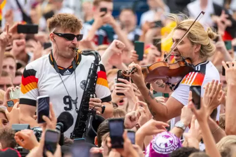 Völlig losgelöst: Er ist eines des Gesichter dieser Fußball-Europameisterschaft in Deutschland abseits des Rasens: André Schnura