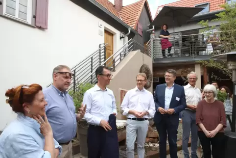 Zu Besuch im Hofgarten von Marion und Jens Gömann: Minister Cem Özdemir, Bundestagsabgeordneter Thomas Gebhart und Verbandsbürge
