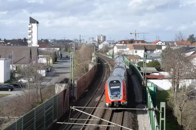 Die Riedbahn (im Bild Lampertheim) ist viel befahren. Neben Regionalzügen (unser Bild) sind auch ICE, Güterzüge und S-Bahnen dor