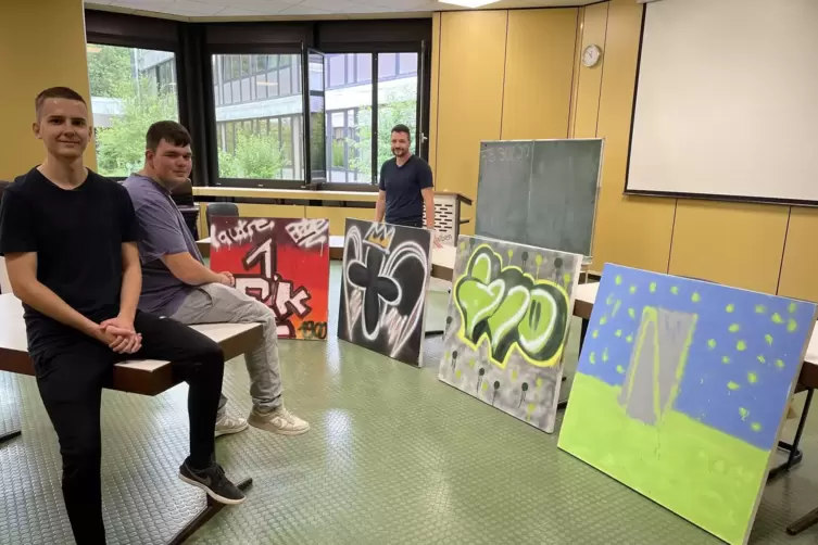 Im Workshop bot sich Gelegenheit, unter künstlerischer Anleitung eigene Graffiti-Kunst zu schaffen. Vorne die Schüler (von links