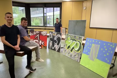 Im Workshop bot sich Gelegenheit, unter künstlerischer Anleitung eigene Graffiti-Kunst zu schaffen. Vorne die Schüler (von links