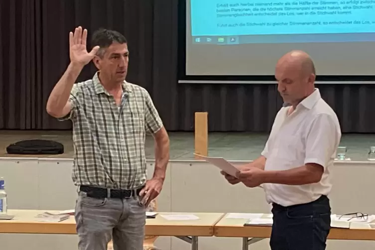 Bürgermeister Stefan Gehrlein (rechts) vereidigt Christoph Heid (FWG) zum Ersten Beigeordneten.