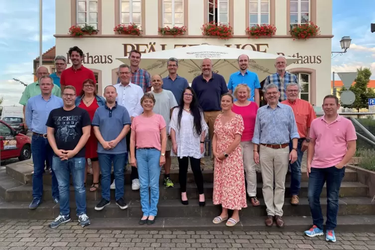 Der neue Gemeinderat in Weisenheim am Sand (von links): vordere Reihe: Peter Stork, Susanne Fliescher, Natascha Bickert, Beigeor